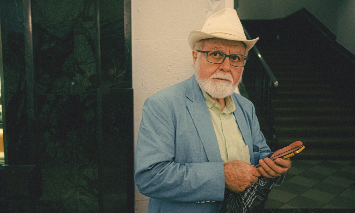 Abuelo con un teléfono